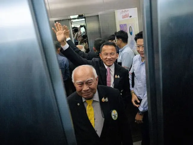 ทันทีที่ สมศักดิ์ เทพสุทิน เดินทางมาถึงอาคารมหิตลาธิเบศรภายในกระทรวงสาธารณสุข ซึ่งเป็นที่ตั้งของแพทยสภา เมื่อ 12 มิ.ย. กลุ่มมวลชนสนับสนุนการทำงานของแพทยสภาได้ส่งเสียงตะโกนโห่ร้องใส่เขา