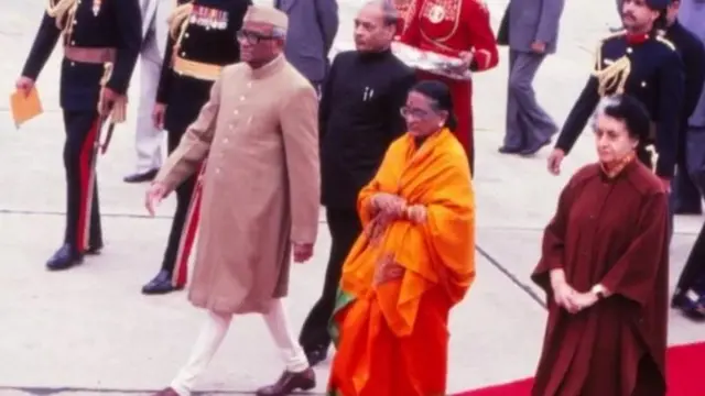 ఇందిరా గాంధీ, నీలం సంజీవ రెడ్డి
