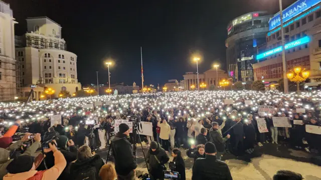 Protest u Skoplju, svetla telefona u masi u mraku