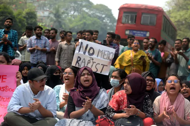 အမျိုးသမီးနဲ့ ကလေးတွေ လုံခြုံရေးအတွက် ဥပဒေတွေ ပြင်ပေးဖို့လည်း ကြွေးကြော်ကြ