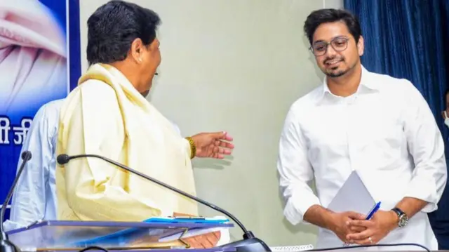 मायावती अपने भतीजे आकाश आनंद (दाएं) के साथ - फ़ाइल फ़ोटो