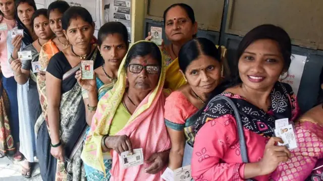 राज्यात नगरपालिका व नगरपंचायतींच्या निवडणुकांची आचारसंहिता लागू होण्यापूर्वी काही तासांत 221 हून अधिक विविध विभागाचे शासन निर्णय जारी करण्यात आले आहेत.