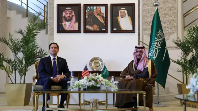 وزير الخارجية السعودي يميناً ووزير خارجية الولايات المتحدة يساراً