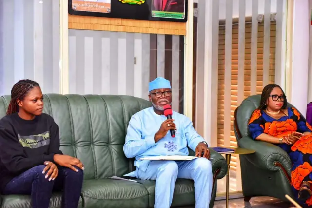 Aworan Joy Ọmọyẹni pẹlu igbakeji gomina ipinlẹ Ondo