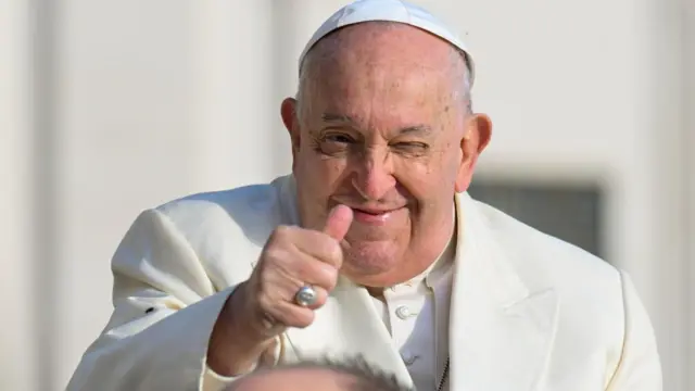 Papa Francisco fazendo um joinha e piscando um dos olhos em foto de arquivo