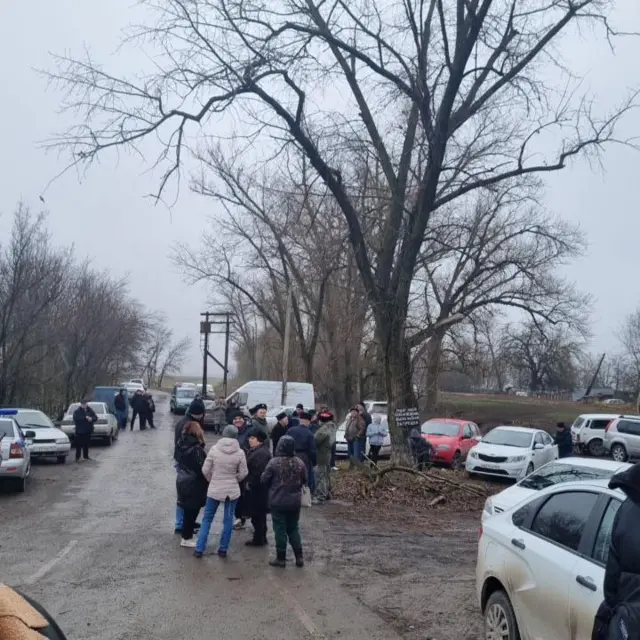 Люди в Семикаракорске вышли к полигону останавливать грузовики с песком 