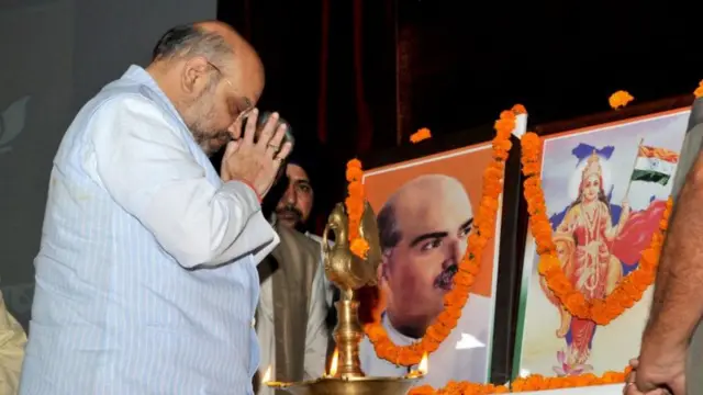 হিন্দুত্ববাদীরা 'পশ্চিমবঙ্গ সৃষ্টি-'র জন্য শ্যামাপ্রসাদ মুখার্জীকে কৃতিত্ব দেন। তার ছবিতে প্রণাম স্বরাষ্ট্র মন্ত্রী অমিত শাহের -ফাইল চিত্র