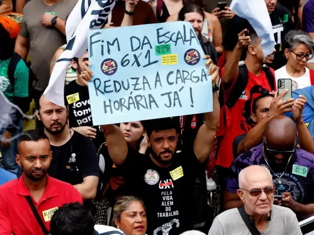 Manifestantes em protesto pelo fim da jornada de trabalho 6 x 1, na Cinelândia, Rio de Janeiro, em 15 de novembro de 2024