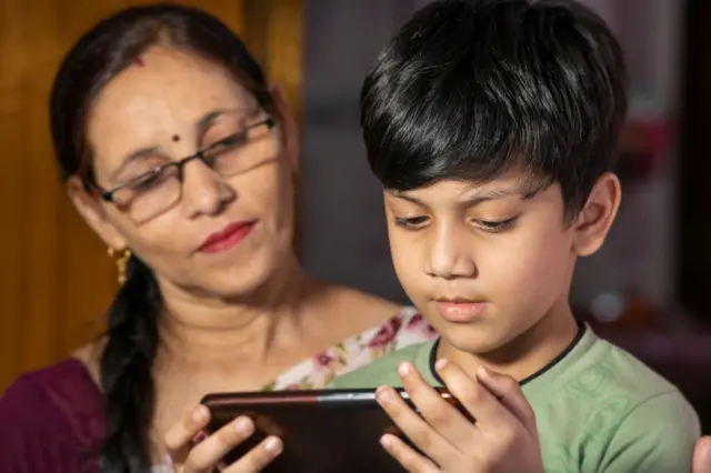 पॉर्न, सोशल मीडियाने वेढलेलं बालपण, सायबर जगातल्या पालकांनी काय करायला हवं?