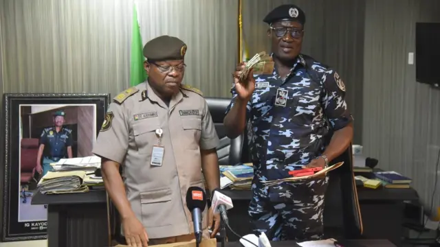 Oge ndị ọrụ NIS nyefere nwaamdị ahụ n'aka ndị uweojii