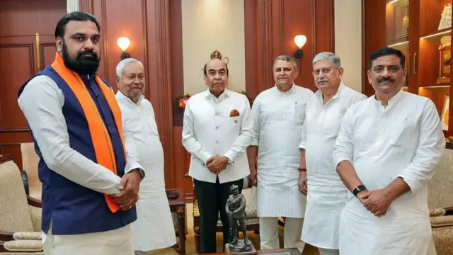 नीतीश कुमार और दूसरे नेताओं के साथ सम्राट चौधरी