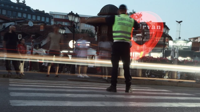 Policajac reguliše saobraćaj