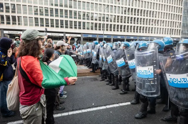 policijski kordon i demonstranti prekoputa