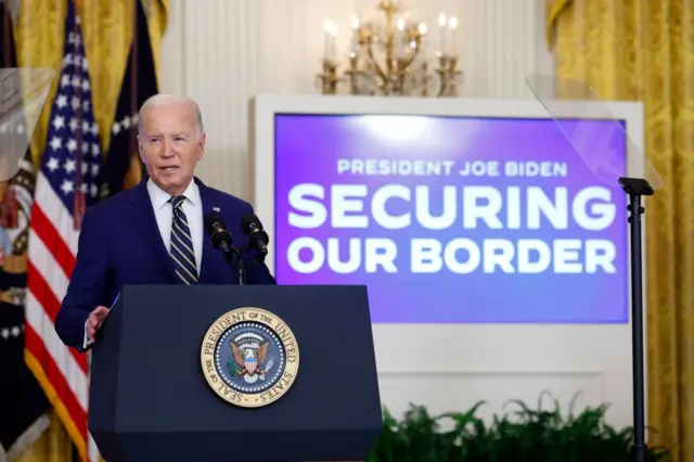 Le président américain Joe Biden prononce un discours sur un décret limitant l’asile dans la salle Est de la Maison Blanche, le 4 juin 2024 à Washington, DC. Biden a signé un décret qui limiterait les migrants demandeurs d’asile qui traversent illégalement la frontière sud à des moments où il y a un grand nombre de rencontres quotidiennes. (Photo de Kevin Dietsch/Getty Images)