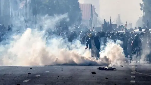 पीटीआय कार्यकर्त्यांचं आंदोलन