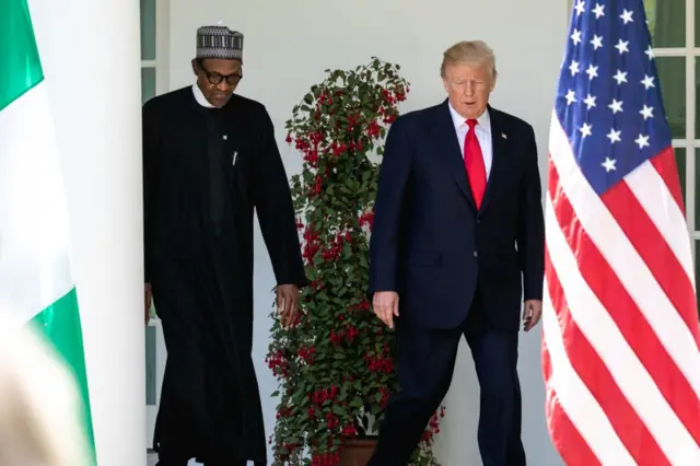 Le président Muhammadu Buhari de la République fédérale du Nigeria et le président américain Donald Trump se rendent à leur conférence de presse conjointe dans la roseraie de la Maison Blanche à Washington, le lundi 30 avril 2018.