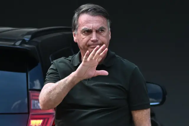 Jair Bolsonaro acena