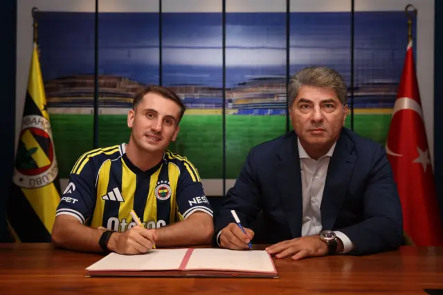 Fenerbahçe formalı Kerem Aktürkoğlu ve Hakan Safi imza atıyor.