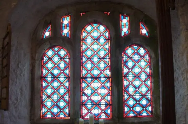 Cherkovdagi naqshinkor deraza.