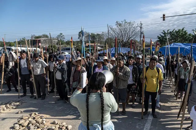 Simpatizantes de Morales armados con palos en formación.