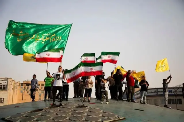 டெஹ்ரானில் போர் நிறுத்தத்தை ஆதரிக்கும் மக்கள்
