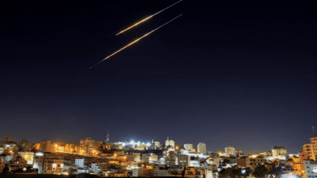 رد دو موشک در شب بر فراز شهر