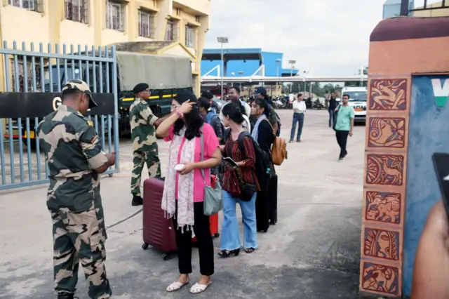 ভারত-বাংলাদেশ সীমান্তে নথি যাচাই করছে বিএসএফ সদস্যরা