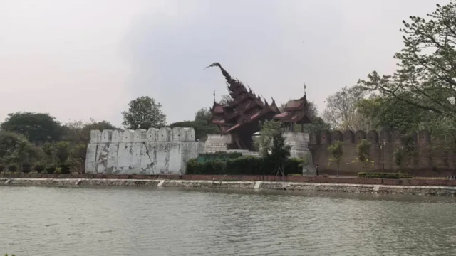 На знімках, перевірених BBC, видно зруйновану вежу в історичному палаці Мандалай