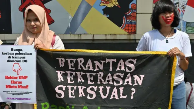 Sejumlah aktivis perempuan memegang spanduk bertuliskan "berantas kekerasan seksual? Pasti ada jalan!" saat aksi protes di depan kantor Kementerian Pendidikan dan Kebudayaan di Jakarta pada 10 Februari 2020.