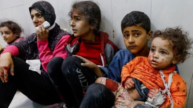 Anak-anak duduk di lantai Rumah Sakit Nasser di Khan Younis, Gaza selatan, pada 9 Desember 2023. Mereka menjadi korban gempuran Israel.