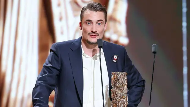 پییر لوتن، بازیگر فرانسوی که جایزه بهترین بازیگر نقش مکمل مرد را برای فیلم بیگانه دریافت کرد، سنجاق سینهای به لباسش زده بود که روی آن نوشته بود ایران.