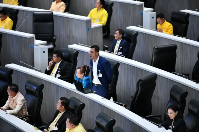 เทวฤทธิ์ มณีฉาย สว. เสียงข้างน้อย เสนอญัตติขอแก้ไขข้อบังคับการประชุมวุฒิสภา ก่อนพ่ายโหวตกลางสภาเหมือนกับร่างอื่น ๆ อีก 4 ร่าง มีเพียงร่างของ สว. สีน้ำเงินฉบับเดียวที่ผ่านความเห็นชอบเมื่อ 5 ส.ค.