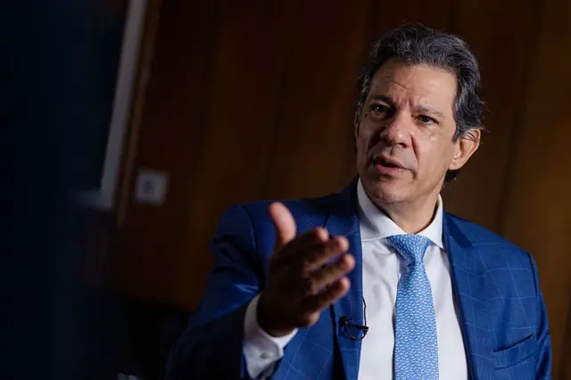 O ministro da Fazenda Fernando Haddad usando terno e gravata azuis