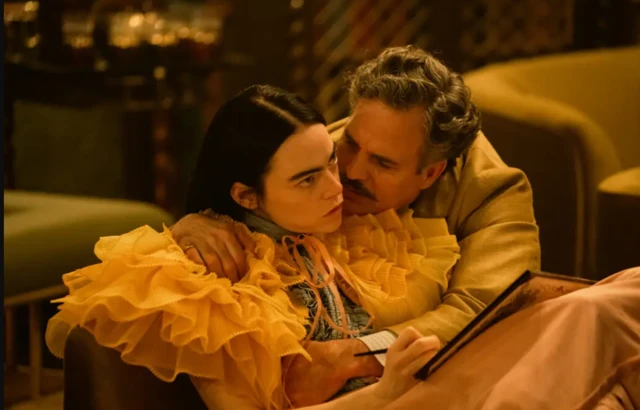 إيما ستون ومارك رافالو في فيلم "كائنات مسكينة"