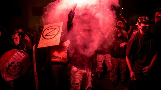 Jovens exibem placas com Geração Z em protesto