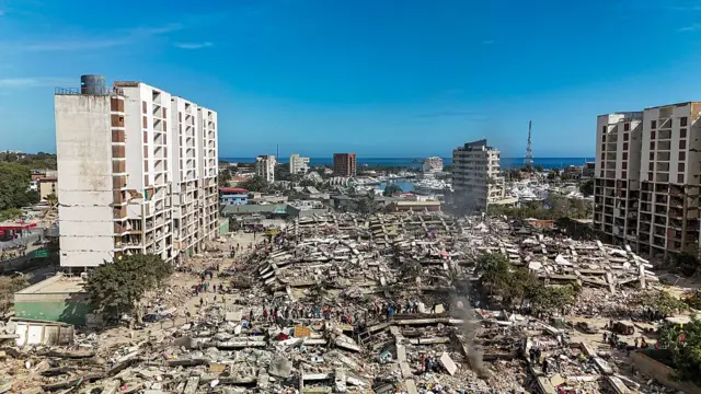 Edificios destriuidos en Caraballeda, La Guaira.