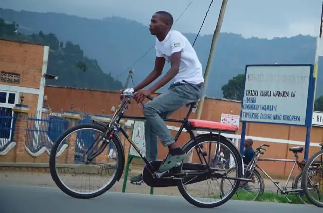 Nyuma y'imyaka ari umwe mu bakomeye mu magare y'u Rwanda, Nsengimana ubu yasubiye aho yahereye, Mu Byangabo nk'umunyonzi utwara abantu ku igare