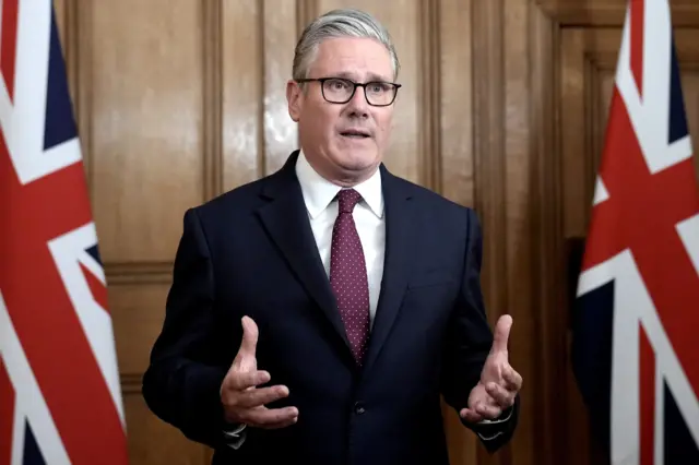 يتحدث رئيس الوزراء البريطاني كير ستارمر في 