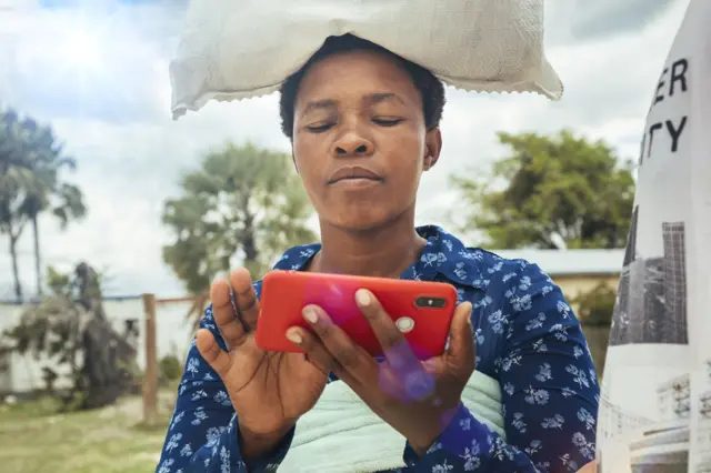 Une femme qui manipule son téléphone