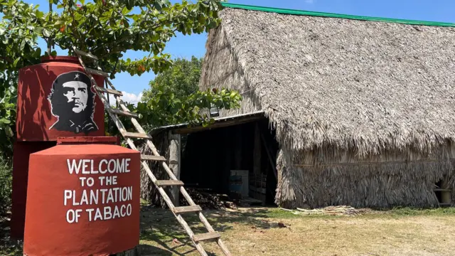 Entrada da “Finca La Esmeralda”, local onde agricultores plantam tabaco e recebem turistas para vender charutos artesanais