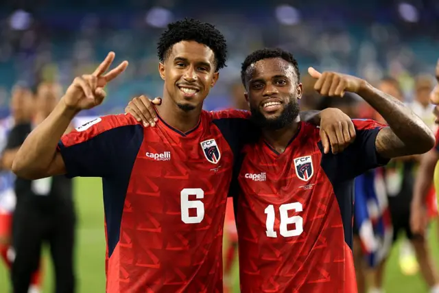 Kevin Pina (#6) ve Yannick Semedo (#16), 21 Haziran 2026'da Florida'nın Miami Gardens kentindeki Miami Stadyumu'nda oynanan 2026 FIFA Dünya Kupası H Grubu maçında Uruguay ile Cape Verde arasında 2-2 sona eren karşılaşmanın ardından poz veriyor. 