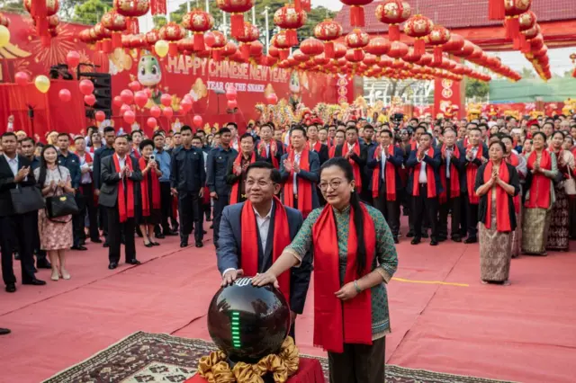 ၂၀၂၅ မြွေနှစ် နှစ်သစ်ကူးပွဲတော်ရောက် စစ်ခေါင်းဆောင် ဗိုလ်ချုပ်မှူးကြီး မင်း‌အောင်လှိုင် (ဘယ်) နဲ့ တရုတ်သံအမတ် မာကျား (ညာ) 