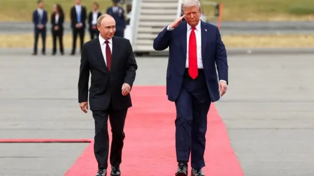 पत्रकारांनी व्लादिमीर पुतिन यांच्याकडे प्रतिक्रिया देण्यासाठी आग्रह धरला