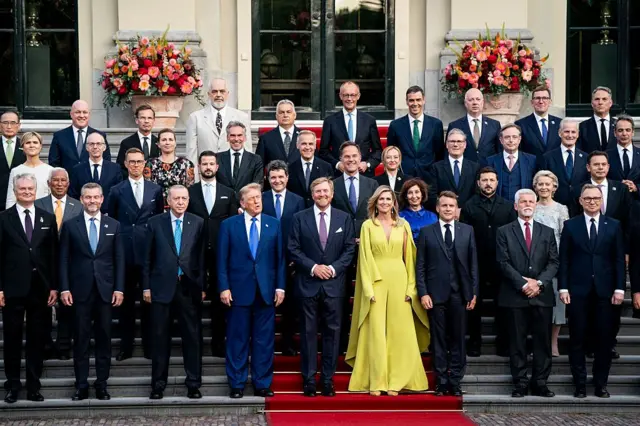 NATO zirvesi için liderler Hollanda'nın Lahey kentinde aile pozu veriyor. Trump'ın yanında Erdoğan var