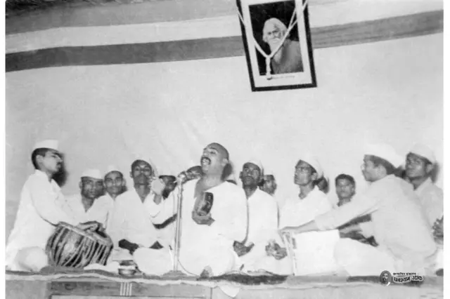 तुकडोजी महाराजांच्या कीर्तनामध्ये खंजिरी वादन हे मुख्य आकर्षण असायचं.