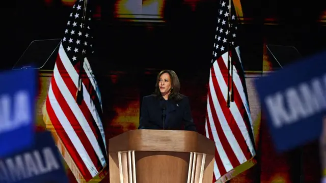 Kamala Harris discursando na convenção