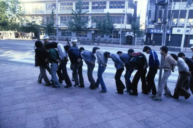 گوانگجو، کره جنوبی - مه ۱۹۸۰: خشونت بی‌حد و حصر در برخورد با مخالفان تا سال ۱۹۸۳ ادامه داشت