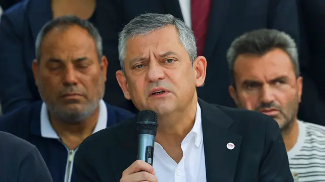 Yeni Parti lider Özel elinde bir mikrofonla konuşurken