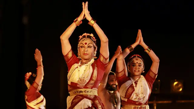 મલ્લિકા સારાભાઈ (વચ્ચે)