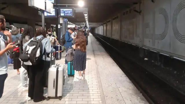 শার্ল দ্য গল এয়ারপোর্টের ভেতরের রেল স্টেশন